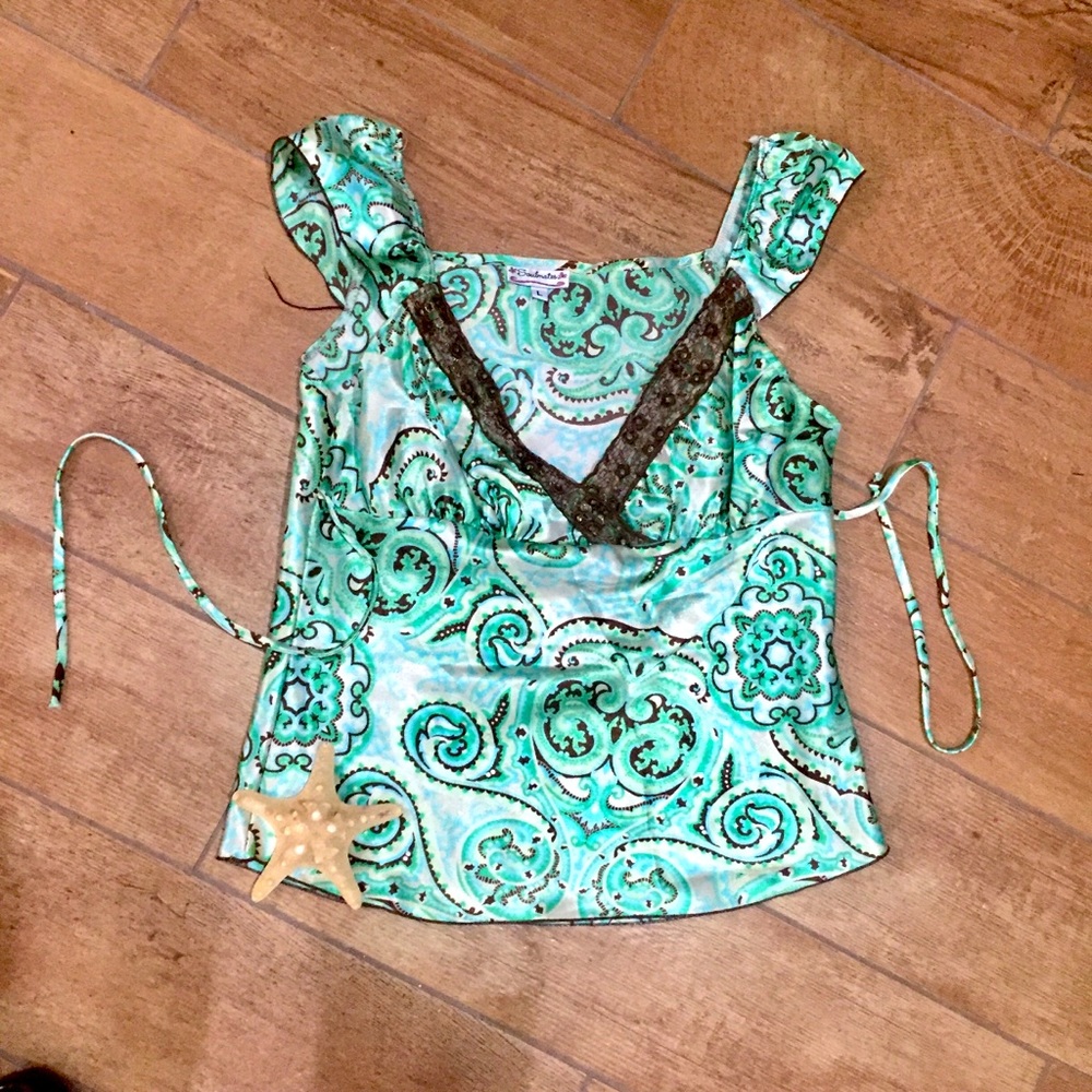 Short sleeve v neck Soulmate sz L